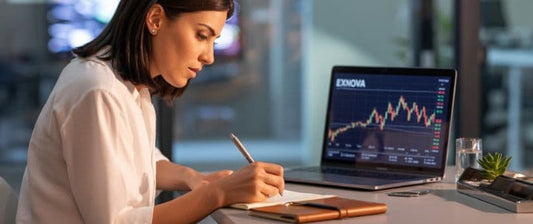 Inversionista operando en EXNOVA 2025 desde laptop con gráficos activos, mostrando análisis profesional y plataforma de inversión moderna