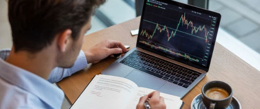 Trader analizando errores comunes de inversión en 2025, aprendiendo estrategias reales para mejorar su operativa y evitar pérdidas financieras