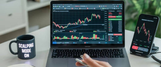 Trader latino aprendiendo Scalping Trading 2025 en Hotmart, con gráficos en pantalla y herramientas listas para invertir a corto plazo