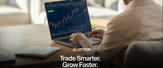 Inversor operando con IQ Option en 2025 desde su laptop con gráficos en pantalla, representando inversión segura y crecimiento financiero.