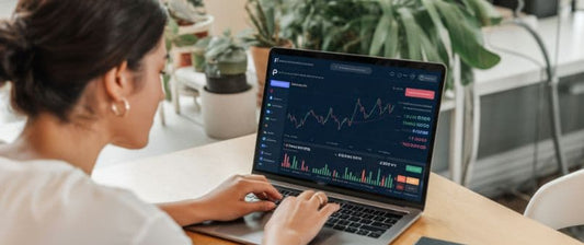 Persona aprendiendo a invertir y hacer trading en 2025, con herramientas digitales y brokers confiables desde cualquier lugar del mundo